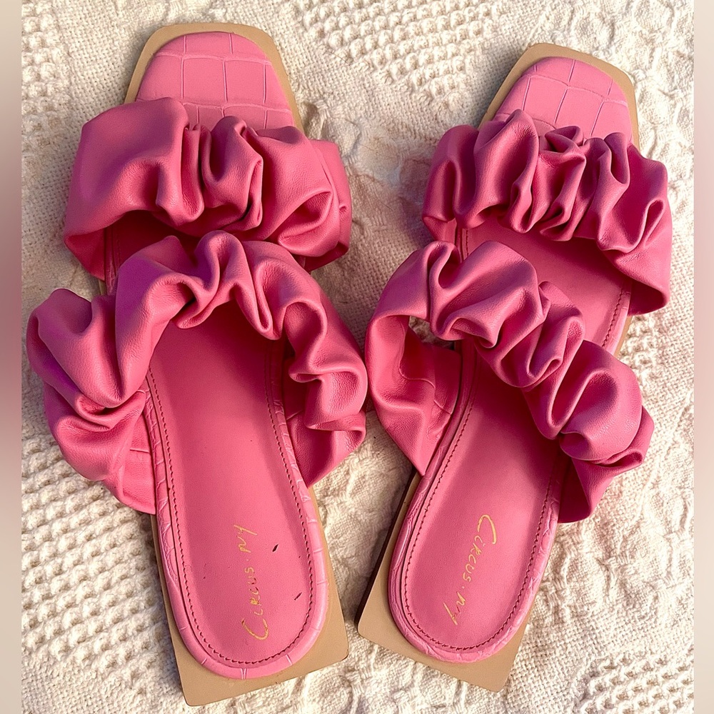 Circus by Sam Edelman Women's Iggy Sandal in Pink Confetti pink